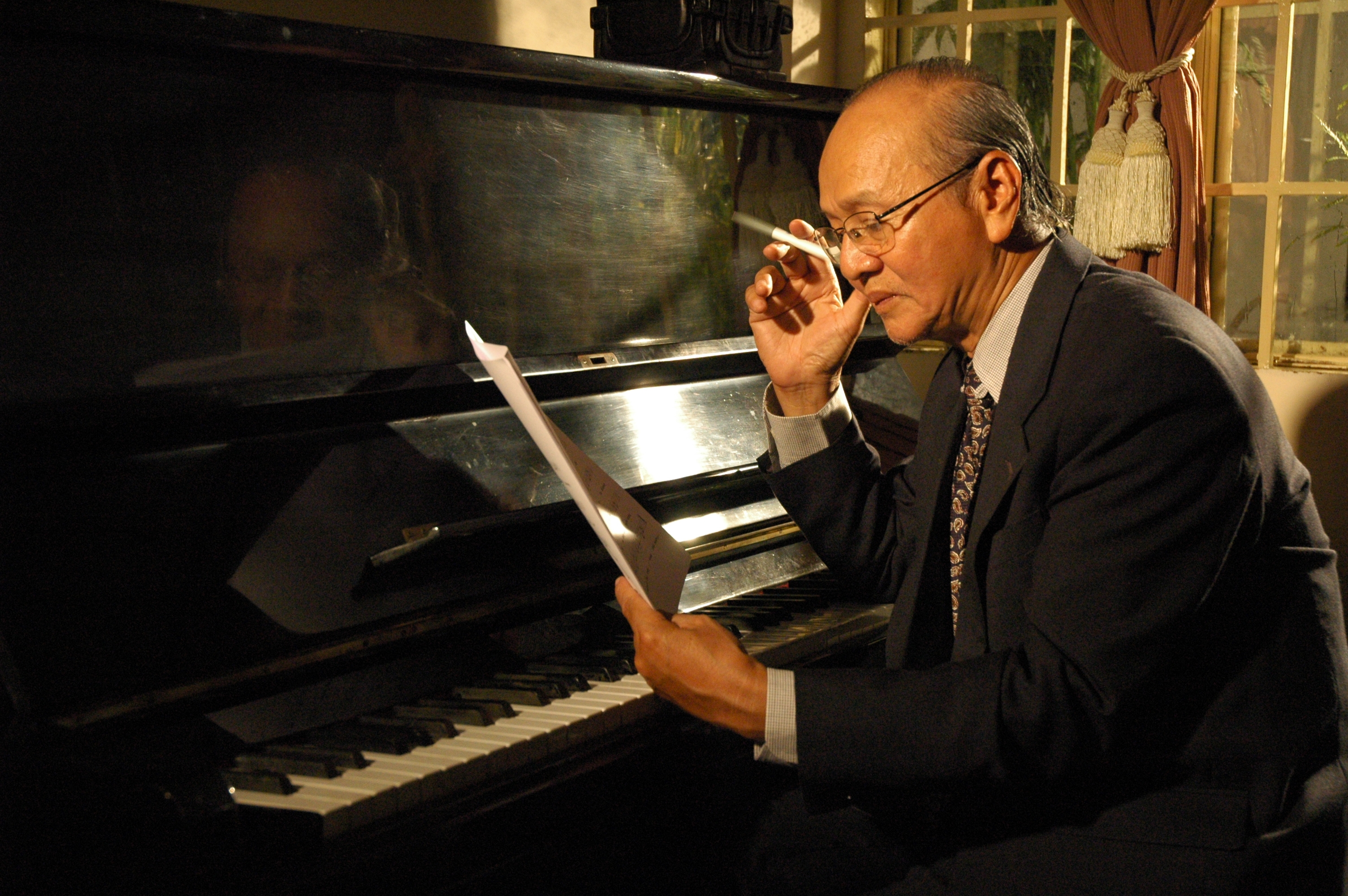 Nhạc sĩ Hoàng Song Nhy bên đàn piano