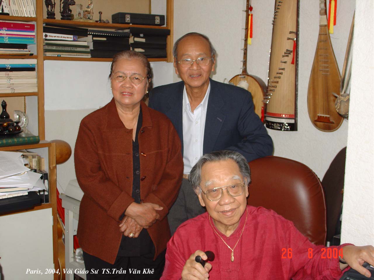Với GS.TS Trần Văn Khê (Paris 2004)